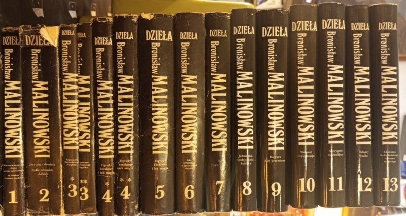 Bronisław Malinowski Dzieła Tom 1-13 Tom 1 Wierzenia pierwotne i formy ustroju społecznego O zasadzie ekonomii myślenia Tom 2 Zwyczaj i zbrodnia. Życie seksualne dzikich Tom 3 Argonauci Zachodniego Pacyfiku (cz. 1,2) Tom 4 Ogrody koralowe i ich magia (cz. 1,2) Tom 5 Ogrody koralowe i ich magia Tom 6 Seks i tłumienie w społeczności dzikich Tom 7 Mit, magia, religia Tom 8 Jednostka, społeczność, kultura Tom 9 Kultura i jej przemiany Tom 10 Wolność i cywilizacja Tom 11 Aborygeni australijscy Tom 12 Tubylcy Mailu Tom 13 Ekonomia meksykańskiego systemu targowego [PREZENT] 154327.